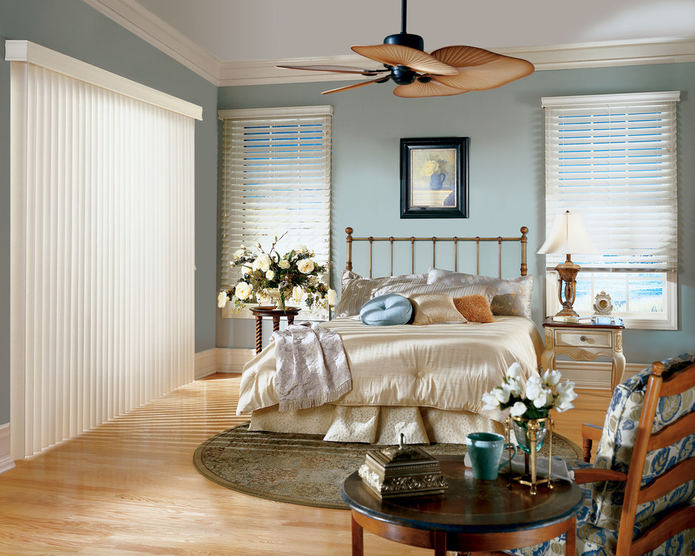 Immagine di una camera degli ospiti shabby-chic style di medie dimensioni con pareti blu, parquet chiaro e nessun camino