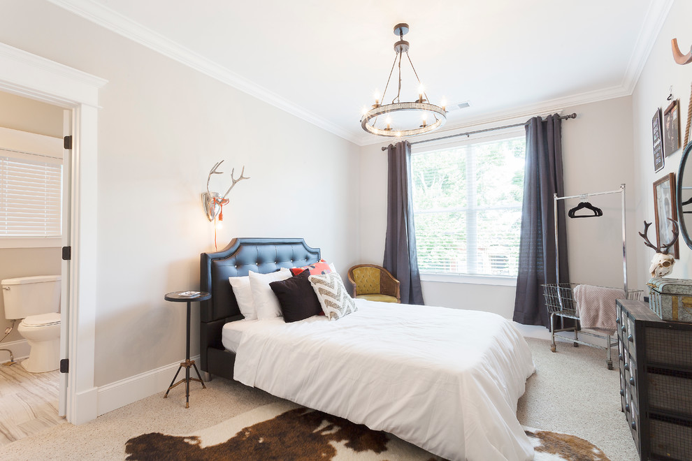 Idee per una camera degli ospiti tradizionale di medie dimensioni con pareti beige e moquette