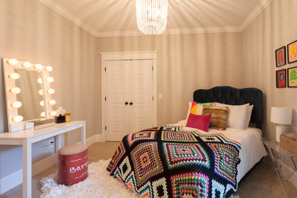 Ispirazione per una camera degli ospiti boho chic di medie dimensioni con pareti beige e moquette