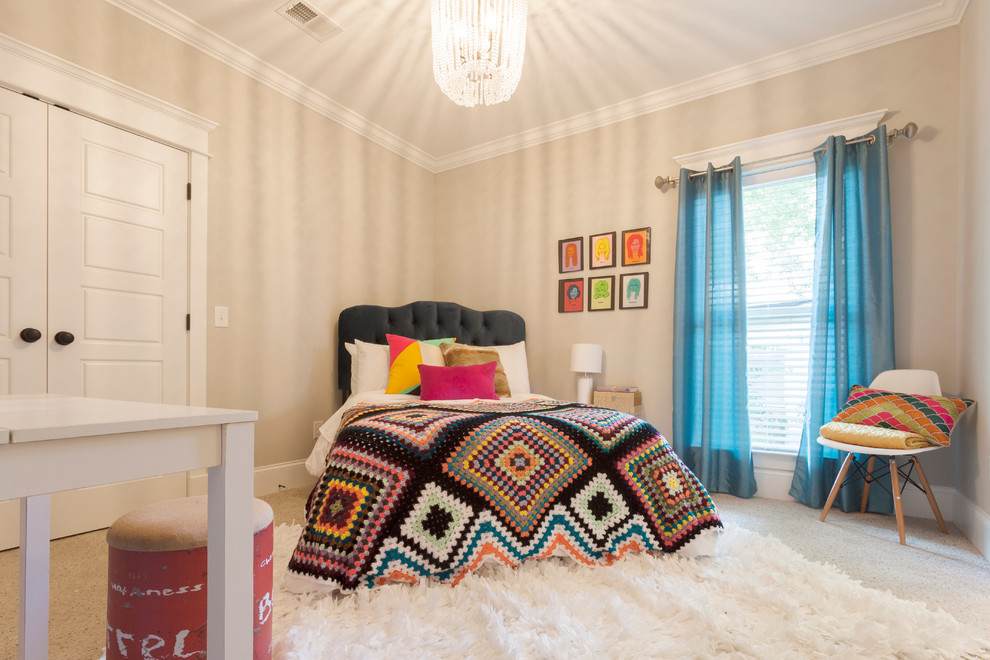 Ispirazione per una camera degli ospiti eclettica di medie dimensioni con pareti beige e moquette