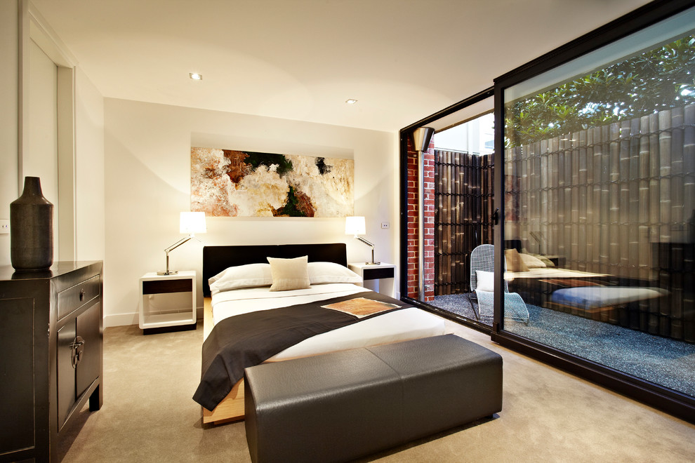 Modernes Schlafzimmer mit beiger Wandfarbe und Teppichboden in Melbourne