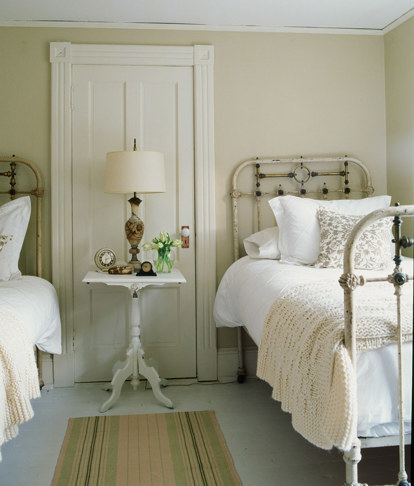 Foto de dormitorio romántico con paredes beige