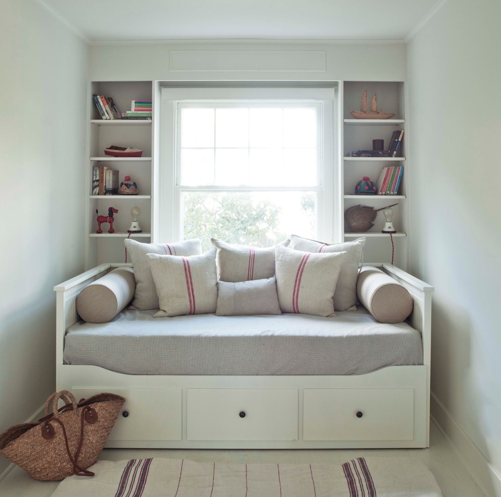 На фото: спальня в светлых тонах в классическом стиле с белыми стенами