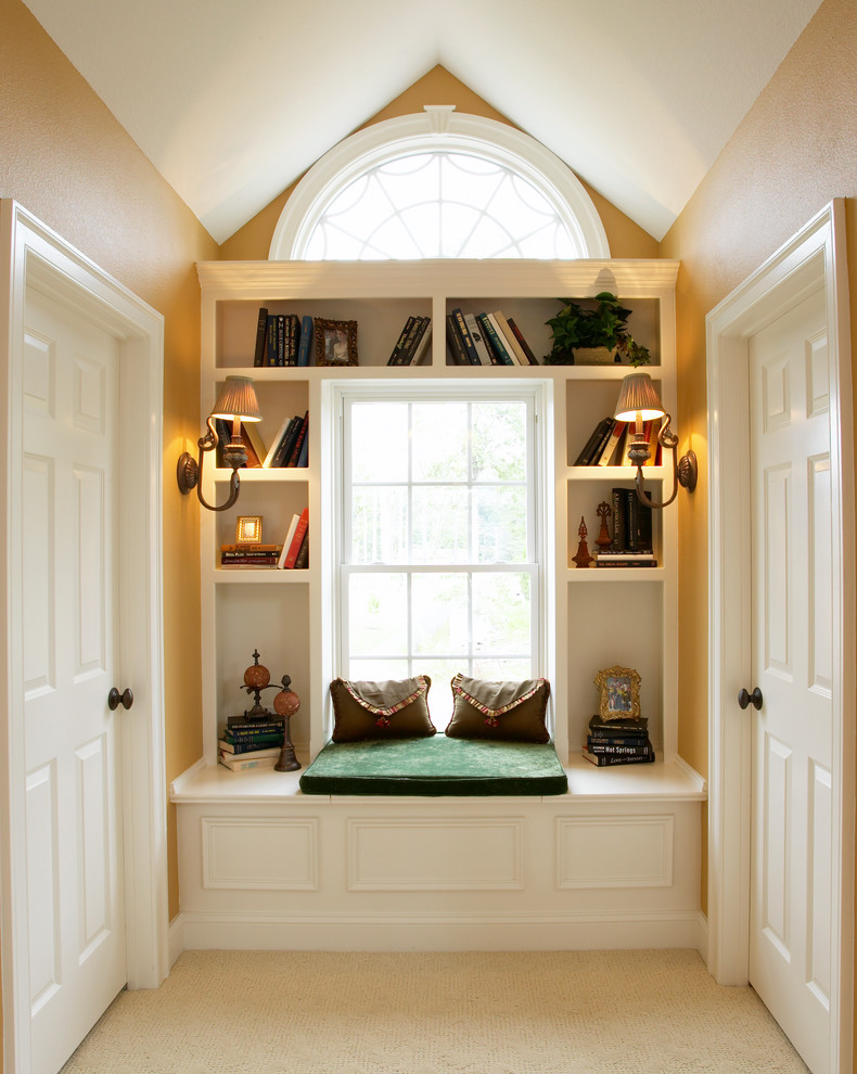 Diseño de dormitorio principal vintage extra grande con paredes marrones y suelo de madera en tonos medios