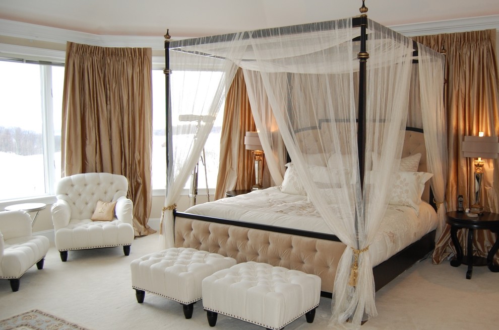 Foto de dormitorio principal clásico sin chimenea con paredes beige y moqueta