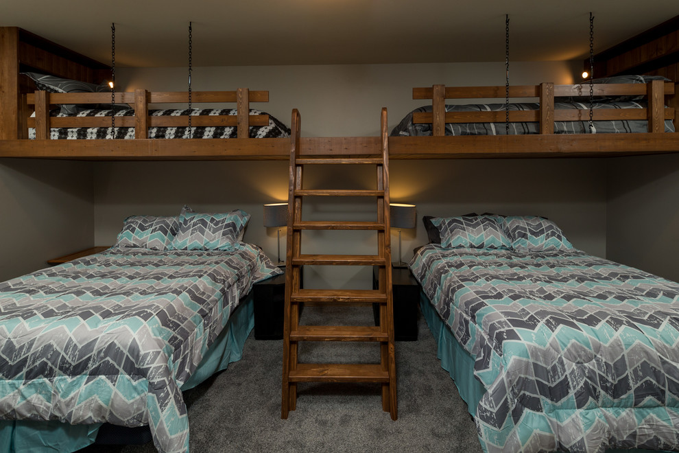 На фото: большая гостевая спальня (комната для гостей) в стиле кантри с серыми стенами, ковровым покрытием и серым полом без камина