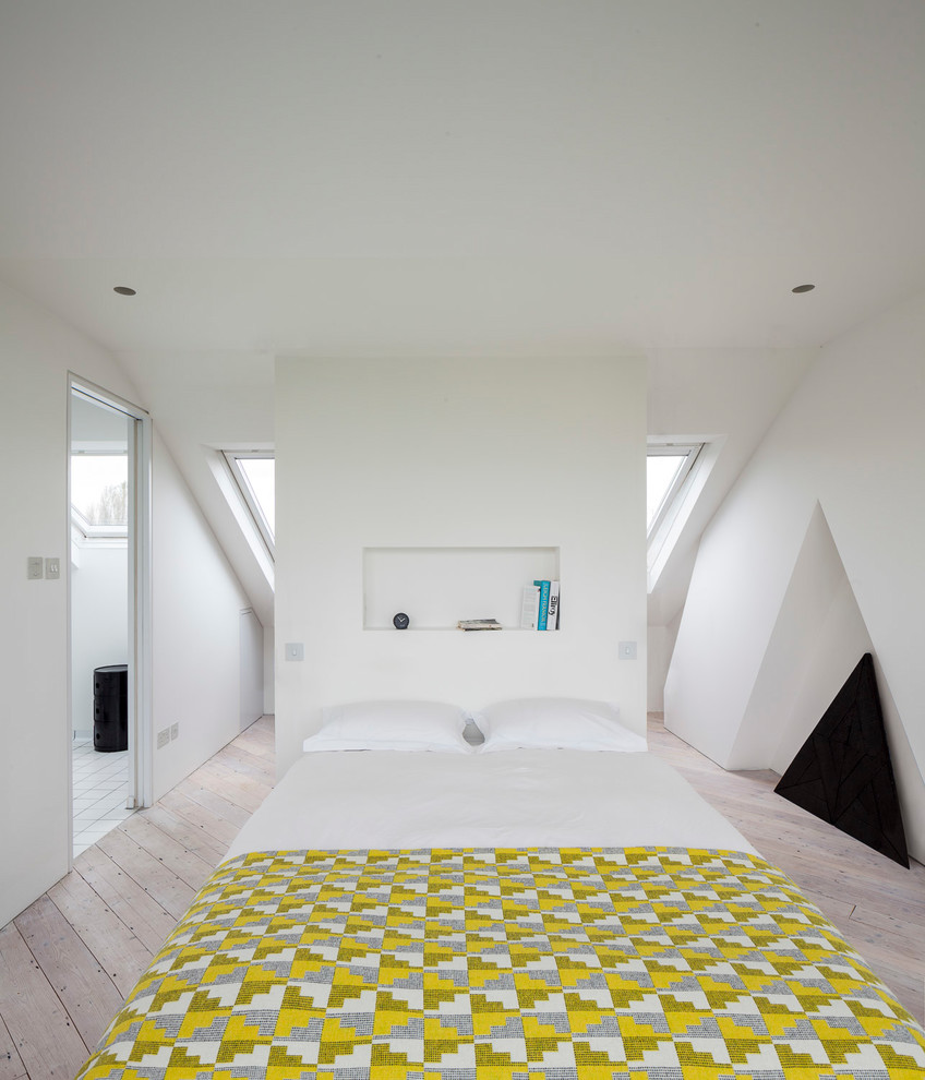 Пример оригинального дизайна: маленькая хозяйская спальня в стиле модернизм с белыми стенами, светлым паркетным полом и белым полом без камина для на участке и в саду