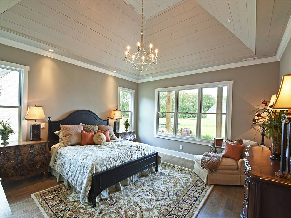 Landhaus Hauptschlafzimmer ohne Kamin mit beiger Wandfarbe, braunem Holzboden und braunem Boden in Sonstige