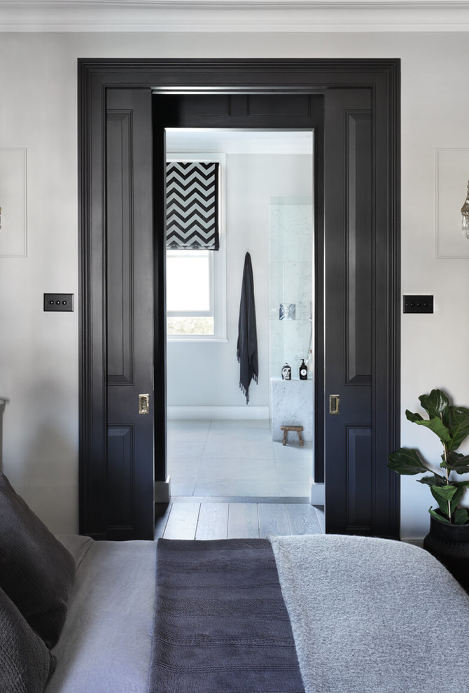 Стильный дизайн: большая хозяйская спальня в современном стиле с серыми стенами, паркетным полом среднего тона и серым полом - последний тренд
