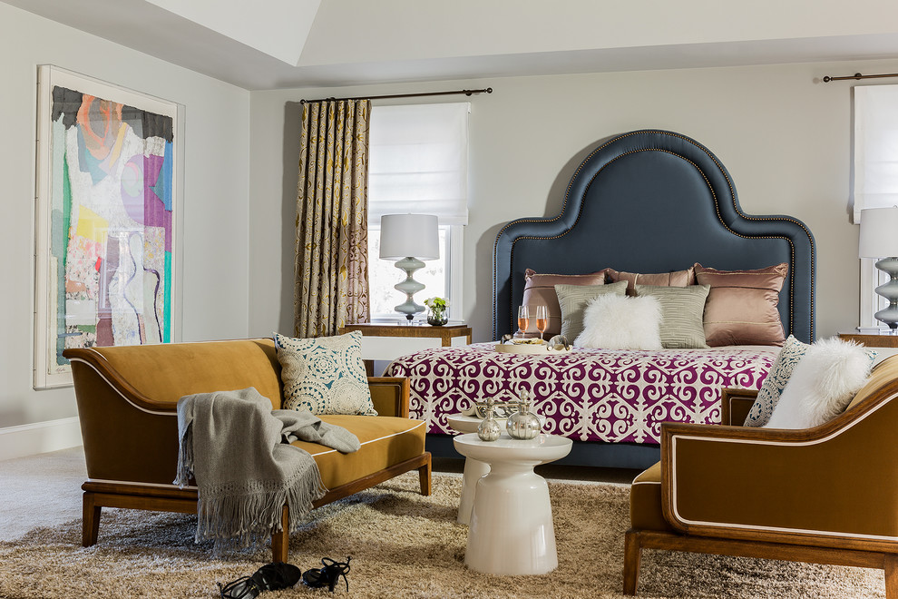 На фото: хозяйская спальня в стиле неоклассика (современная классика) с серыми стенами и ковровым покрытием без камина