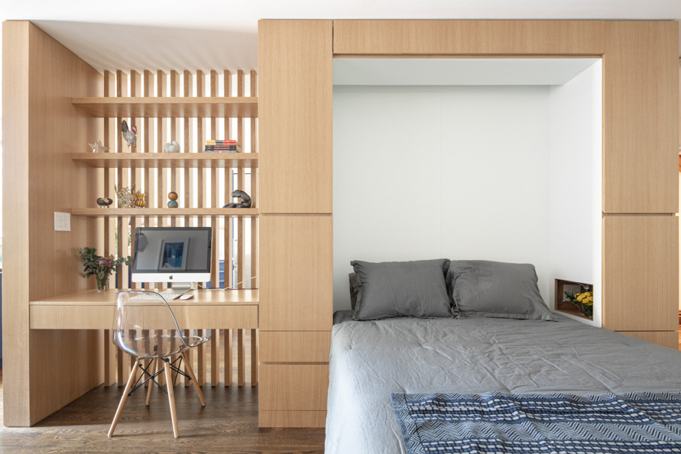 Modernes Gästezimmer ohne Kamin mit weißer Wandfarbe, dunklem Holzboden und braunem Boden in New York