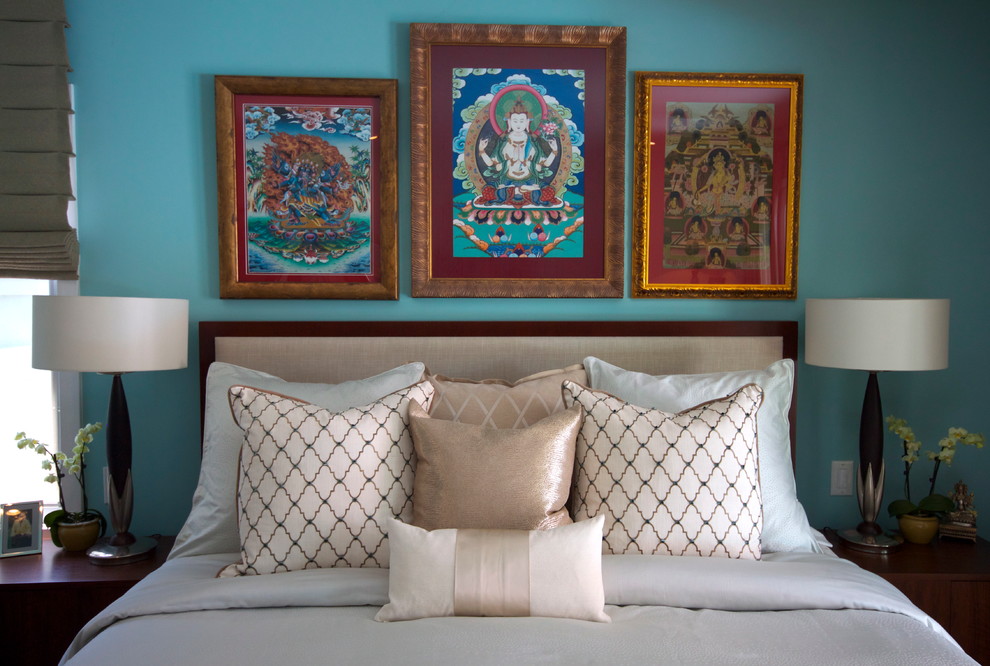 Diseño de dormitorio ecléctico con paredes azules