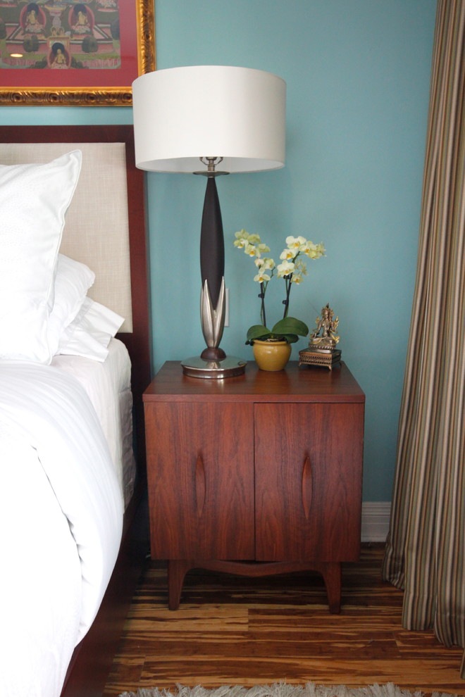 ロサンゼルスにあるエクレクティックスタイルのおしゃれな寝室 (青い壁、竹フローリング) のインテリア