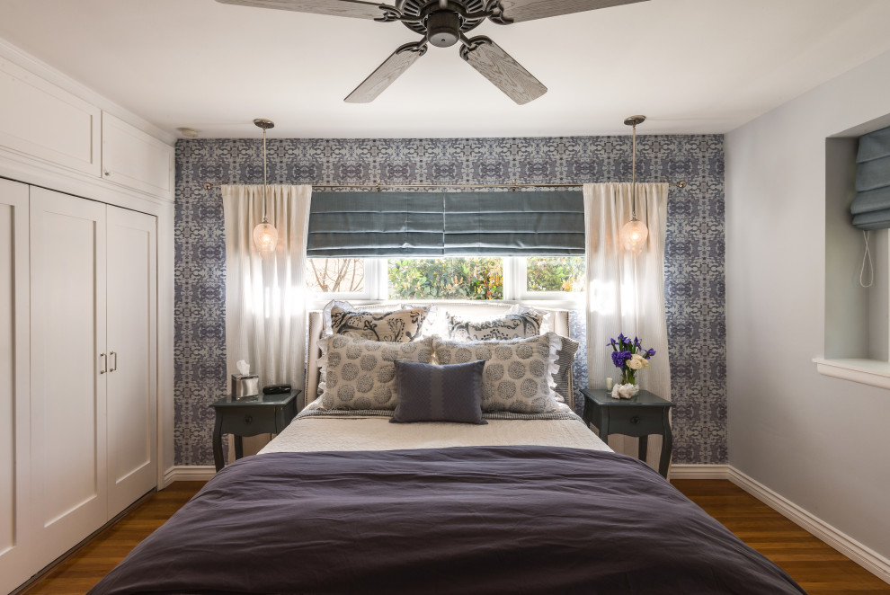 Idee per una camera matrimoniale chic di medie dimensioni con pareti blu, pavimento in legno massello medio, pavimento marrone e carta da parati