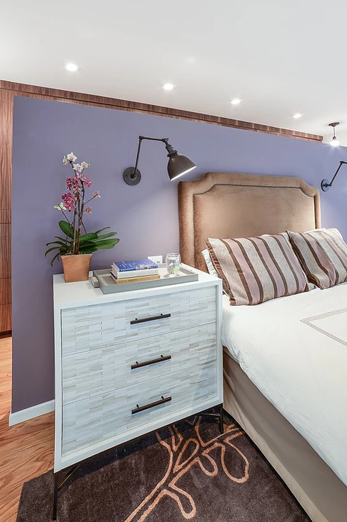 На фото: хозяйская спальня среднего размера в стиле неоклассика (современная классика) с фиолетовыми стенами, светлым паркетным полом и коричневым полом без камина с