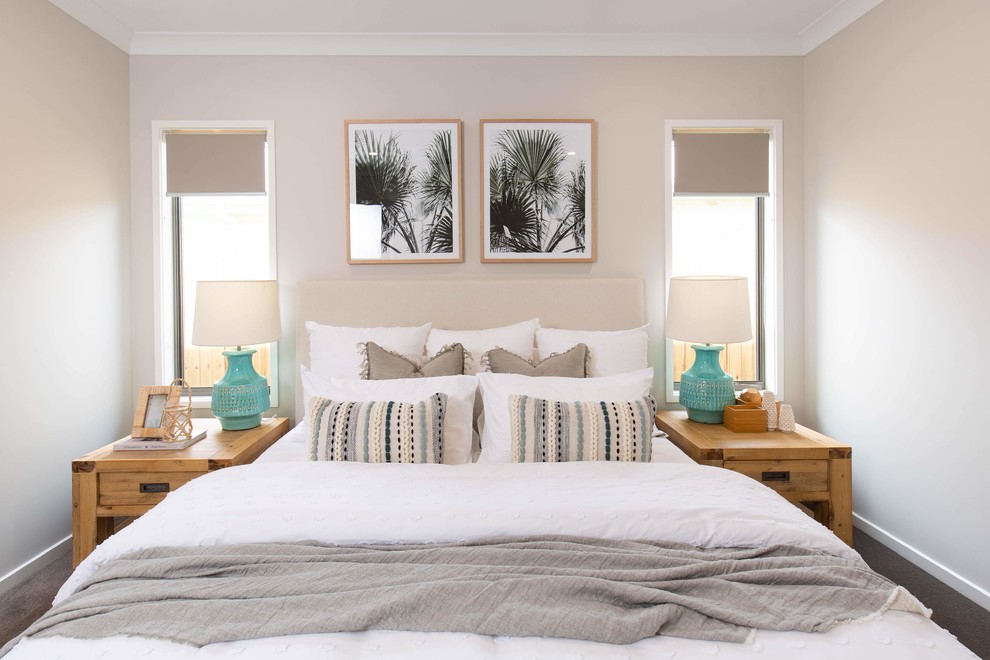 Пример оригинального дизайна: хозяйская спальня среднего размера в морском стиле с ковровым покрытием, серым полом и бежевыми стенами