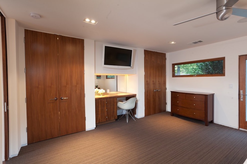 Photo of a modern bedroom in Sacramento.