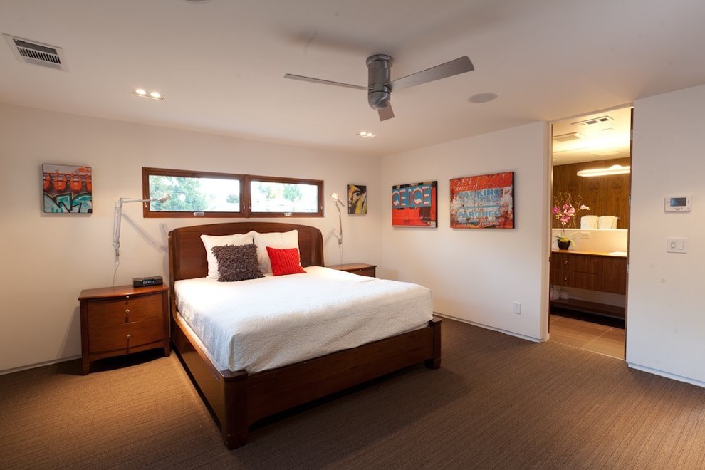 На фото: спальня в стиле модернизм с белыми стенами и ковровым покрытием с