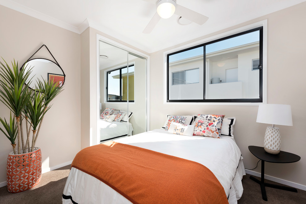 Идея дизайна: маленькая гостевая спальня (комната для гостей) в стиле модернизм с бежевыми стенами, ковровым покрытием и коричневым полом без камина для на участке и в саду