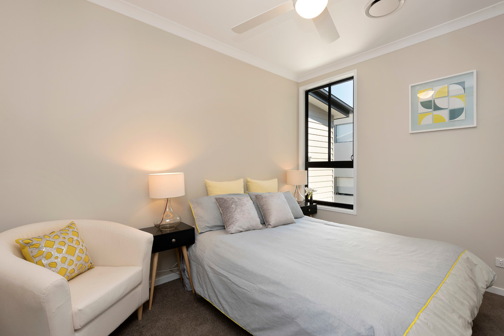 Kleines Modernes Gästezimmer ohne Kamin mit beiger Wandfarbe, Teppichboden und braunem Boden in Brisbane