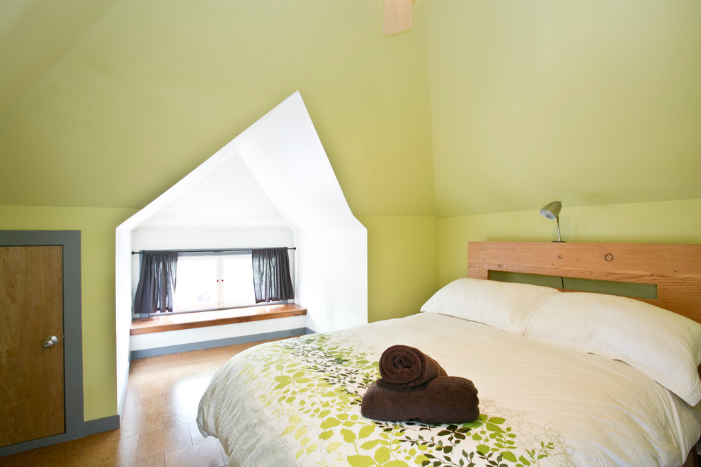 Пример оригинального дизайна: гостевая спальня среднего размера, (комната для гостей) в современном стиле с зелеными стенами и пробковым полом