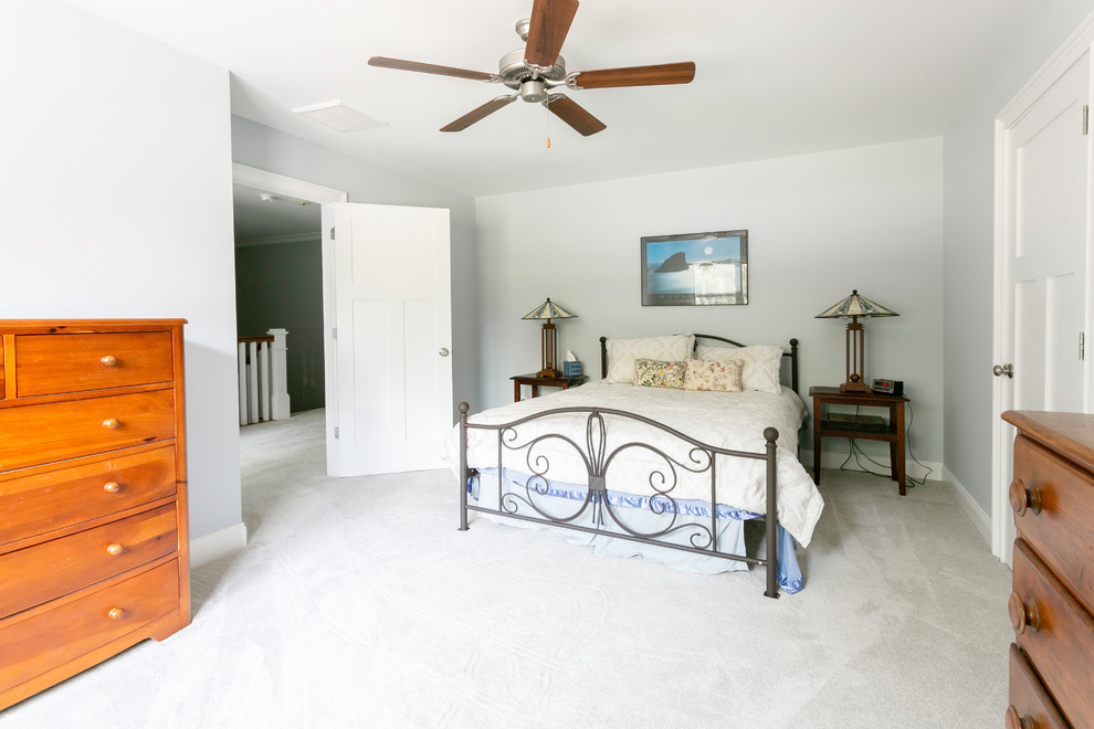 Immagine di una camera da letto moderna di medie dimensioni con pareti bianche, moquette e pavimento bianco