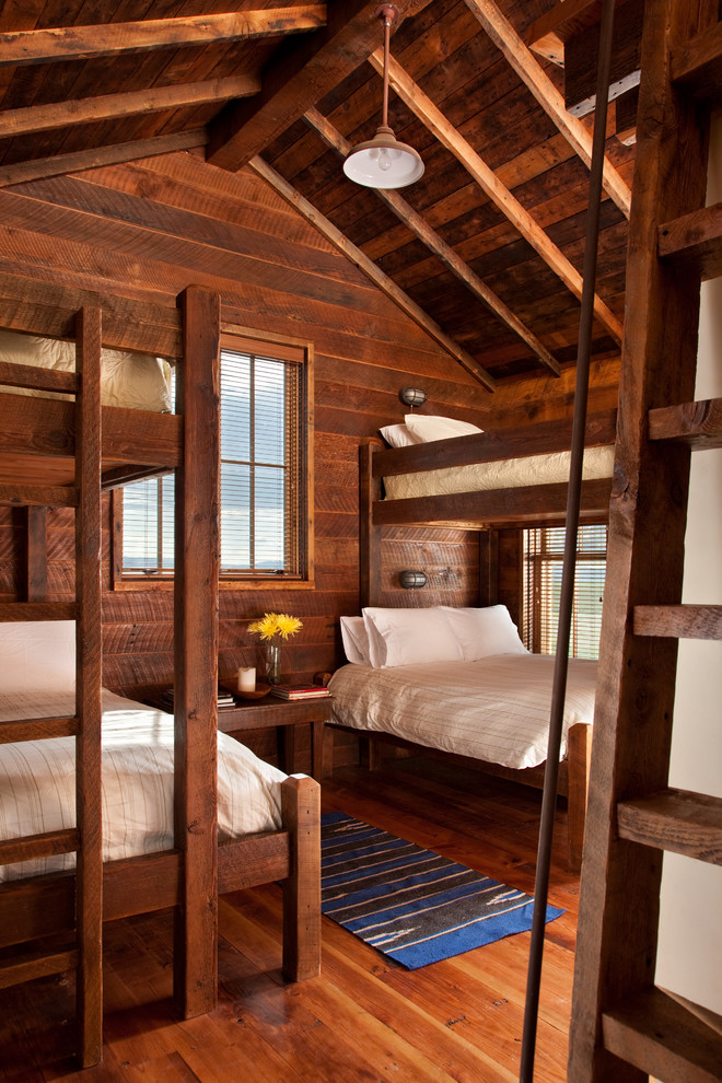 Gästezimmer mit brauner Wandfarbe und braunem Holzboden in Sonstige