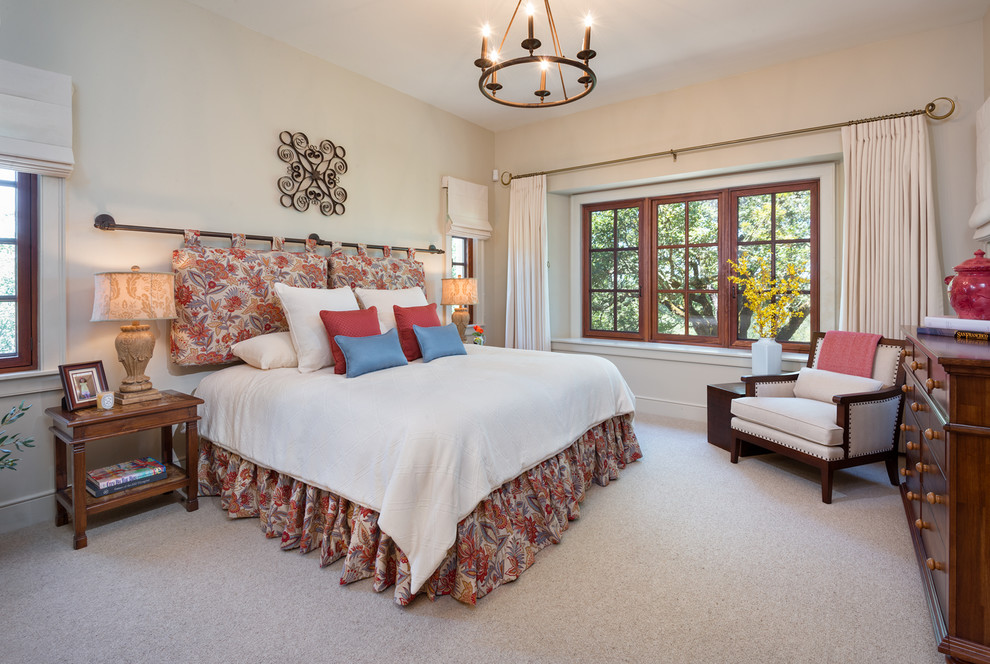 Imagen de habitación de invitados de estilo de casa de campo de tamaño medio con paredes beige y moqueta