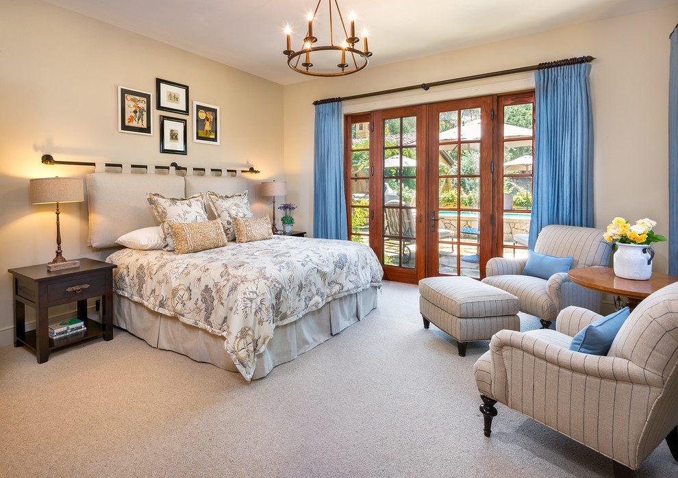 Modelo de habitación de invitados de estilo de casa de campo de tamaño medio con paredes beige y moqueta