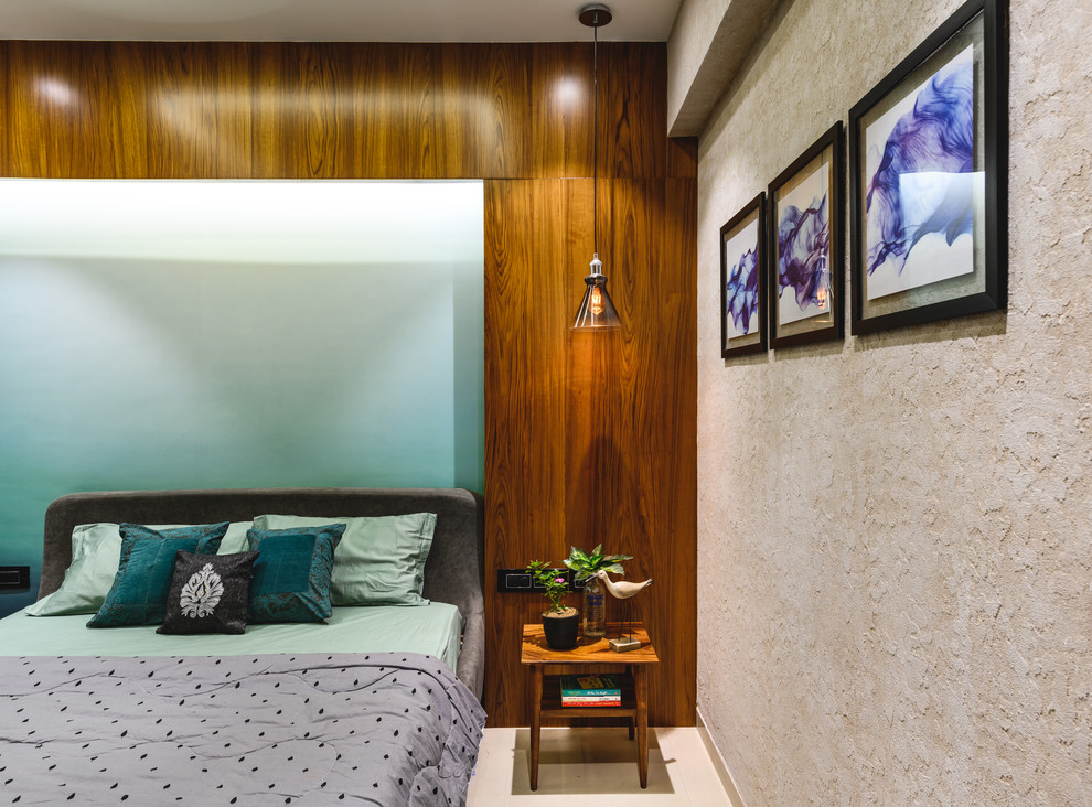 Ejemplo de dormitorio contemporáneo con paredes beige y suelo beige