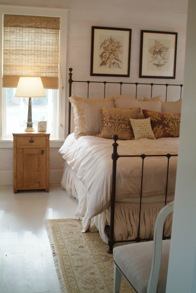 Diseño de habitación de invitados marinera de tamaño medio con paredes blancas y suelo de madera clara
