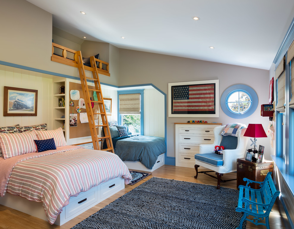 Diseño de dormitorio principal clásico grande con paredes beige, suelo de madera en tonos medios y suelo naranja
