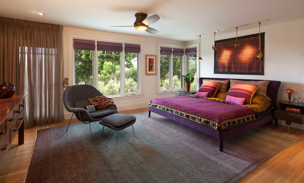 Mediterranes Hauptschlafzimmer mit weißer Wandfarbe und hellem Holzboden in Santa Barbara