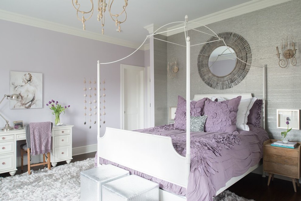 Immagine di una camera matrimoniale classica con pareti viola, parquet scuro e pavimento marrone