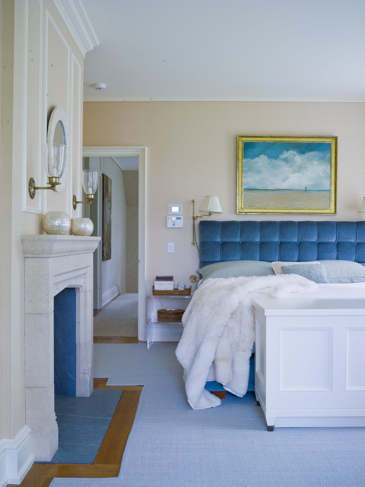 Maritimes Schlafzimmer mit beiger Wandfarbe und Kamin in New York