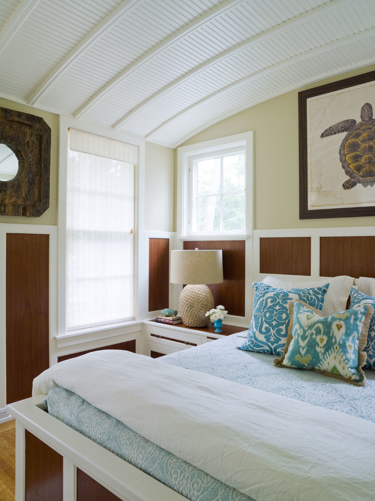 Idee per una camera da letto costiera con pareti beige
