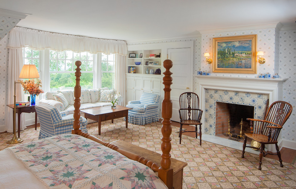 Cette image montre une grande chambre parentale rustique avec un mur blanc, parquet foncé, une cheminée standard, un manteau de cheminée en carrelage et un sol marron.