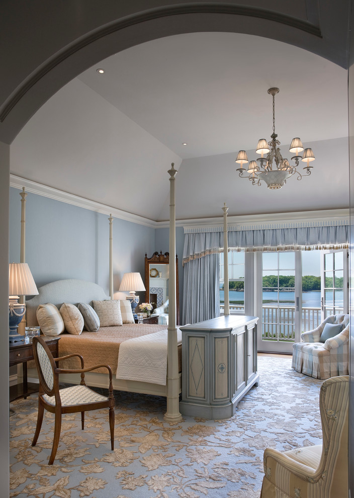 Идея дизайна: огромная хозяйская спальня в викторианском стиле с синими стенами, ковровым покрытием и синими шторами