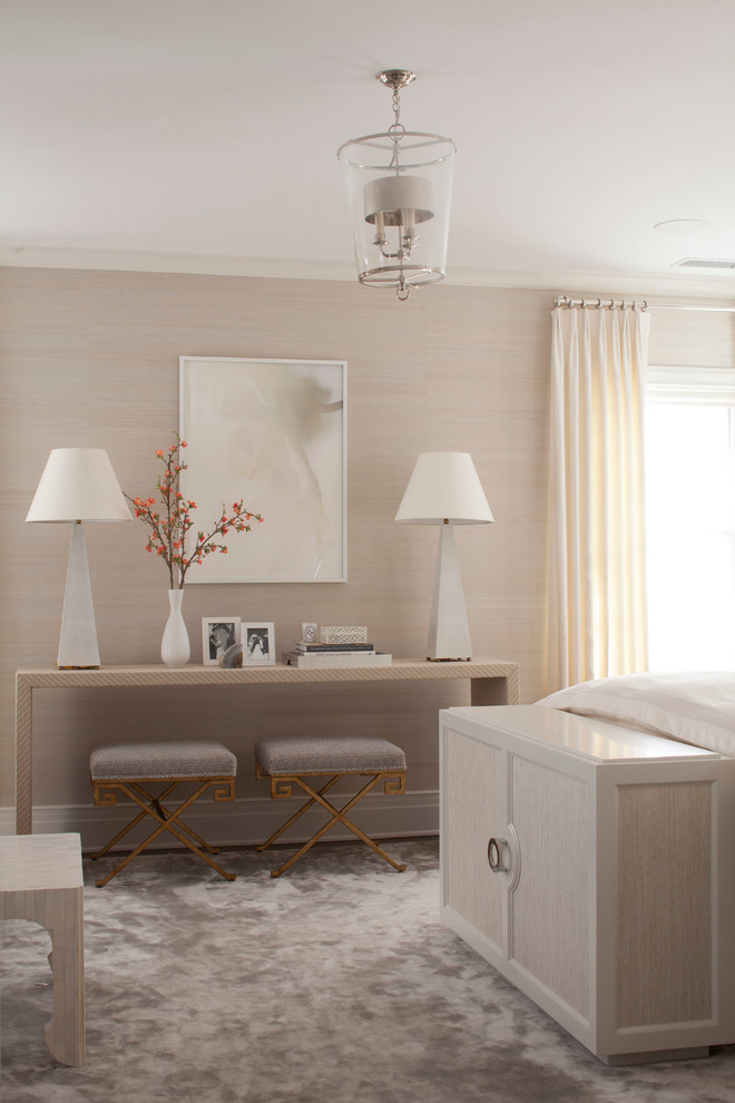 Imagen de dormitorio clásico renovado grande con paredes blancas