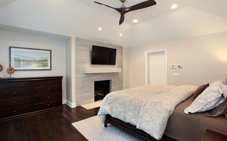 Стильный дизайн: хозяйская спальня среднего размера в викторианском стиле с серыми стенами, темным паркетным полом и стандартным камином - последний тренд