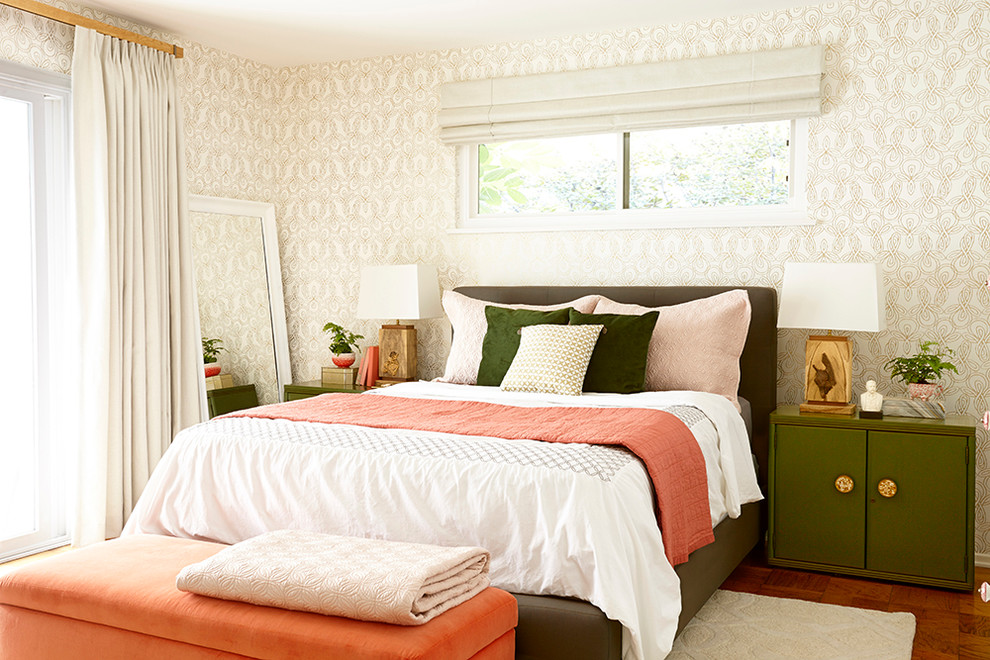 Ejemplo de dormitorio principal tradicional con paredes multicolor