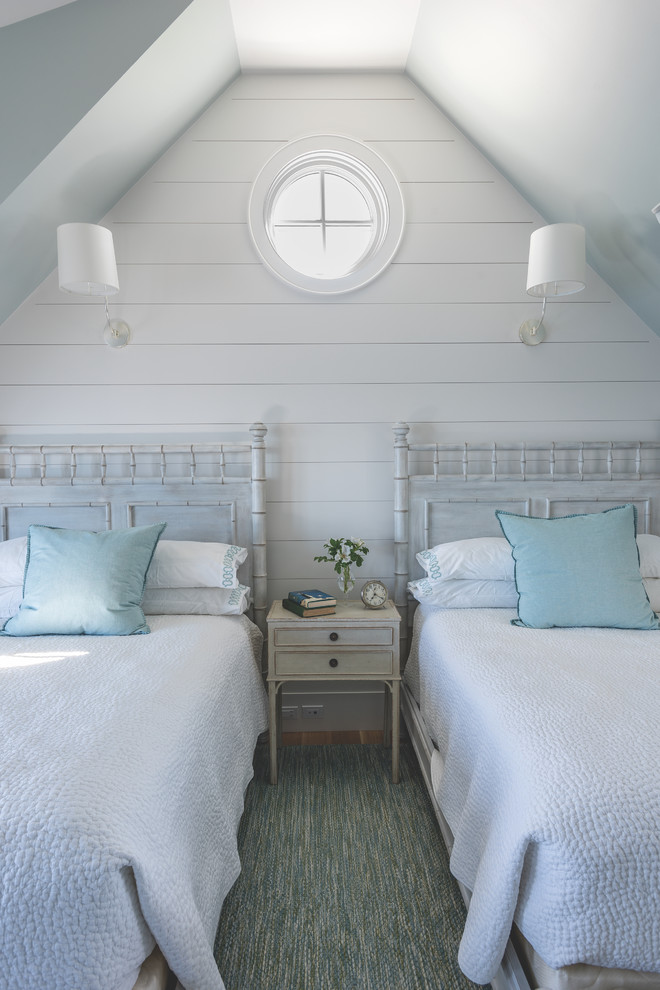 ポートランド(メイン)にある小さなビーチスタイルのおしゃれな客用寝室 (白い壁、淡色無垢フローリング、暖炉なし、茶色い床)