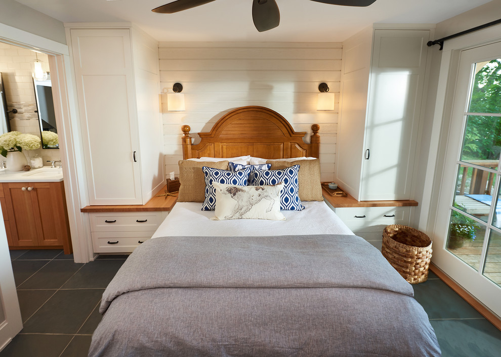 Стильный дизайн: спальня в стиле кантри с белыми стенами и полом из сланца - последний тренд