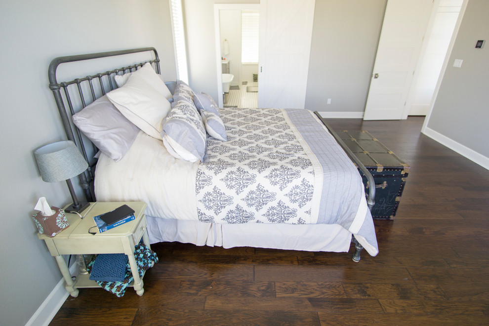 Mittelgroßes Landhaus Hauptschlafzimmer mit grauer Wandfarbe und braunem Holzboden in Austin