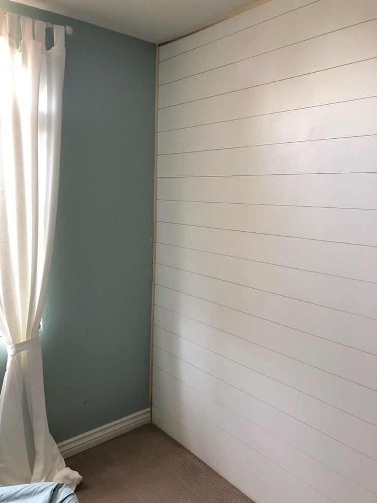 Idee per una piccola camera degli ospiti stile marinaro con pareti bianche, moquette, nessun camino e pavimento beige