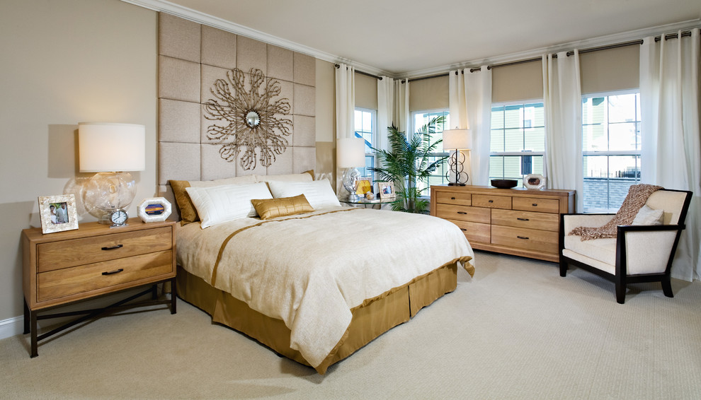 Idee per una camera da letto contemporanea con pareti beige e moquette