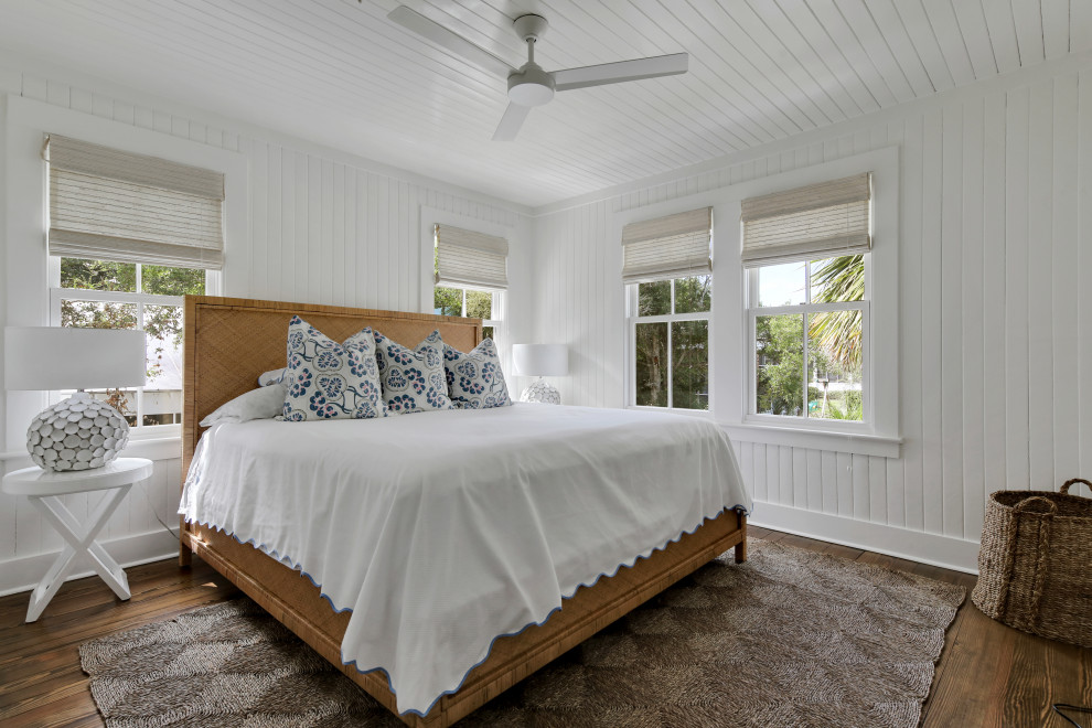 Idee per una camera da letto stile marino con pareti bianche, pavimento marrone, parquet scuro, soffitto in perlinato e pareti in perlinato