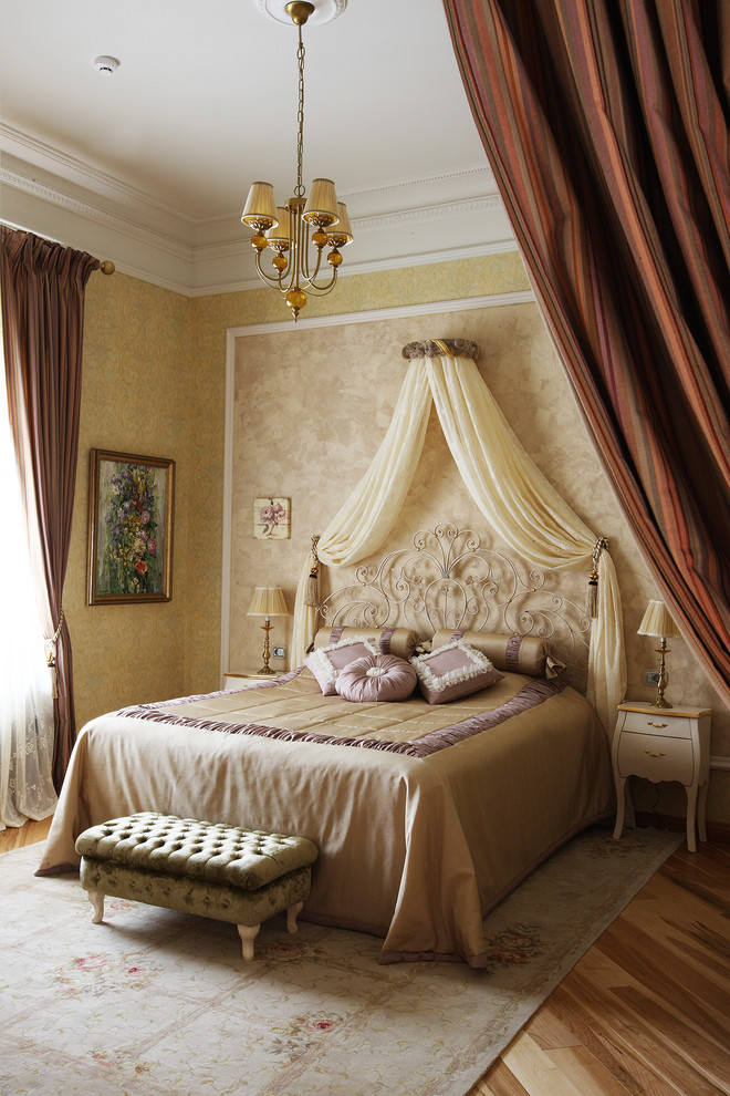 Стильный дизайн: спальня в классическом стиле с бежевыми стенами и паркетным полом среднего тона - последний тренд
