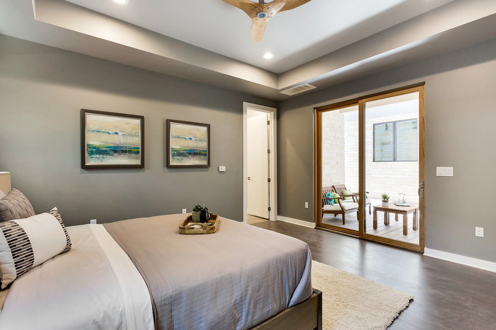 На фото: хозяйская спальня среднего размера в современном стиле с серыми стенами и полом из бамбука без камина