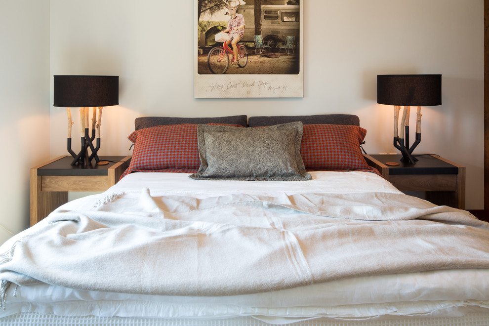 На фото: хозяйская спальня в стиле рустика с бежевыми стенами и ковровым покрытием без камина с
